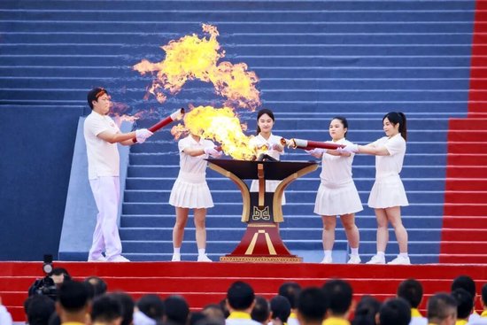 ||&nbsp;甲辰年拜谒炎帝神农大典上，中国大陆、香港、澳门、台湾和海外华侨青年学子代表共同点燃新火