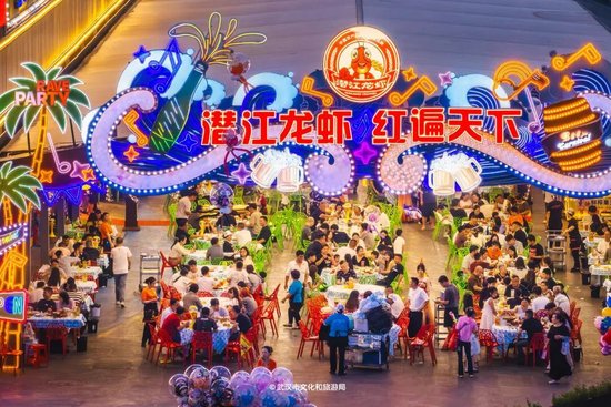 ○潜江完全是一座小龙虾“痛城”，从高铁站开始，一路都有虾虾迎接，太可爱了