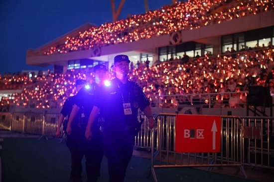 ▲襄阳警方在演唱会现场开展巡逻执勤工作