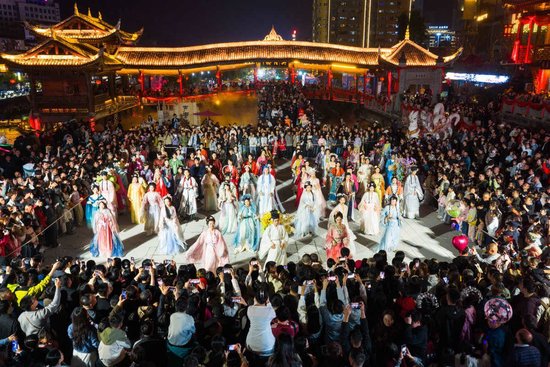 “浪漫宣恩”夜游热闹非凡，NPC与游客进行互动表演。