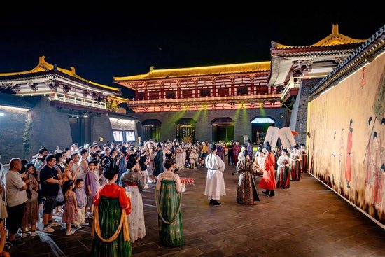 襄阳盛世唐城景区夜游吸引大量游客。