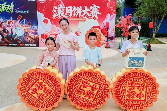 图/中秋假期，武汉欢乐谷惊奇潮玩节精彩上演，中秋限定滚月饼，现场欢笑不断。