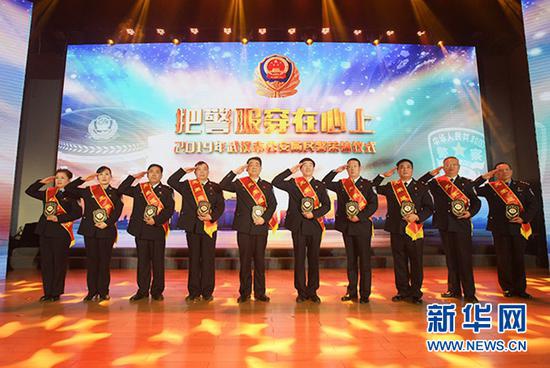 近日，武漢市公安局283名民警光榮退休正式告別警營。圖為退休民警告別警營儀式現(xiàn)場。新華網(wǎng)發(fā) 應(yīng)后威攝