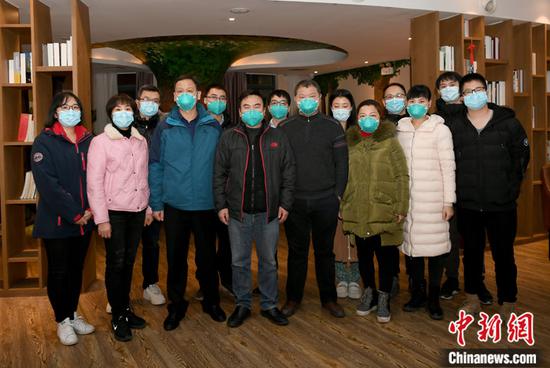 图为1月31日，值守在金银潭医院重症医学科的医护团队合影。中新社记者 安源 摄