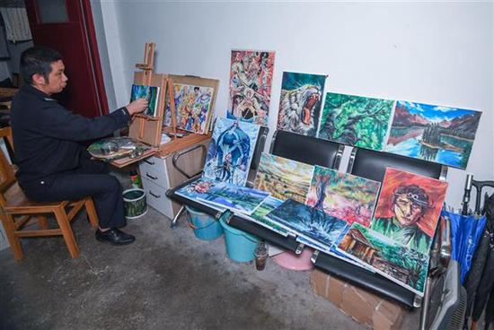 毕业|华科现“扫地僧”保安 业余油画作艳惊校园学子
