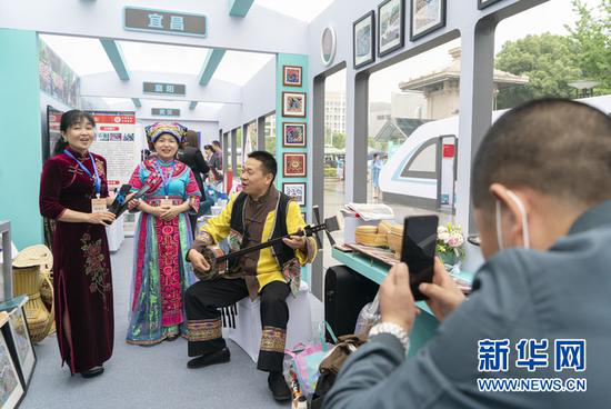 5月19日，游客在2021年“中国旅游日”主会场的活动现场参观拍照。（新华社记者熊琦 摄）