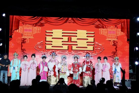 ⊙【英山县财智文化广场】黄梅戏展演座无虚席