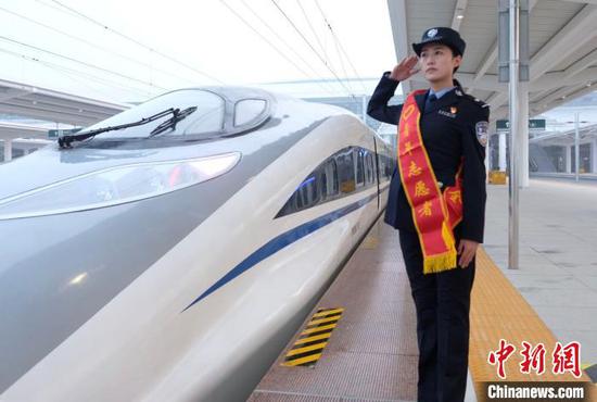郑渝高铁首发车从襄阳东站开往郑州东 贺瑞明 摄