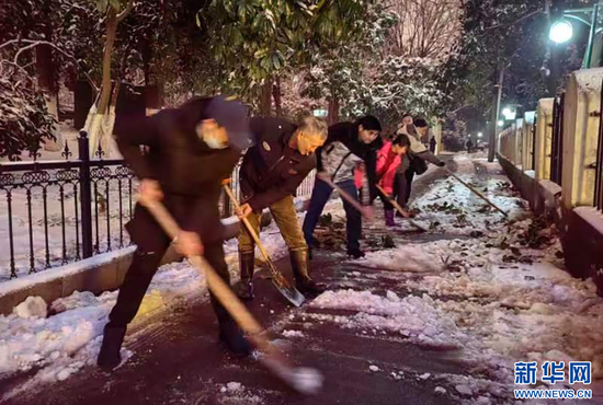 武汉园林工人连夜清理道路。新华网发（武汉市园林和林业局供图）