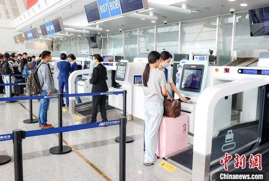 4月15日，旅客在武汉天河机场T2航站楼体验自助值机服务。张畅摄