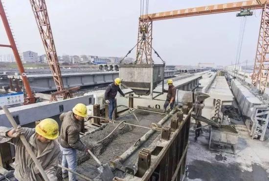 1月20日,蒙华铁路襄阳市襄州区制梁场已经完成制作的T梁(航拍)。