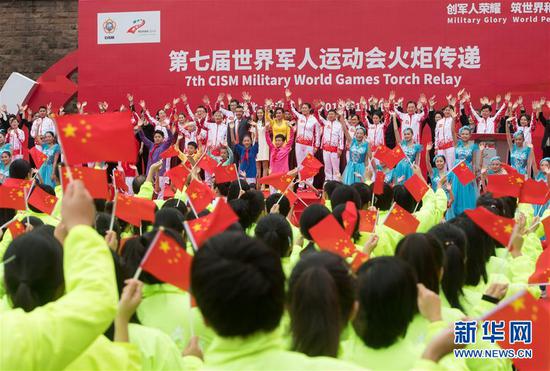 10月16日，第七届世界军人运动会火炬传递活动在武汉东湖绿道举行。这是第七届世界军人运动会火炬传递活动现场（10月16日摄）。 新华社记者 肖艺九 摄