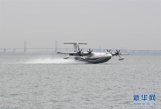 7月26日，水陆两栖飞机AG600在海面滑行。 新华社记者 李紫恒 摄