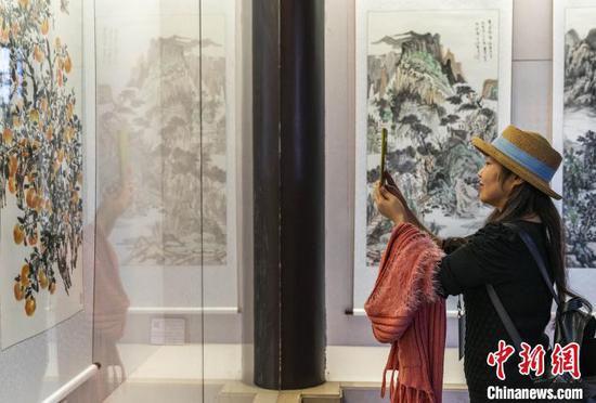 游客参观“醉美秭归入丹青”写生画展。 向红梅 摄