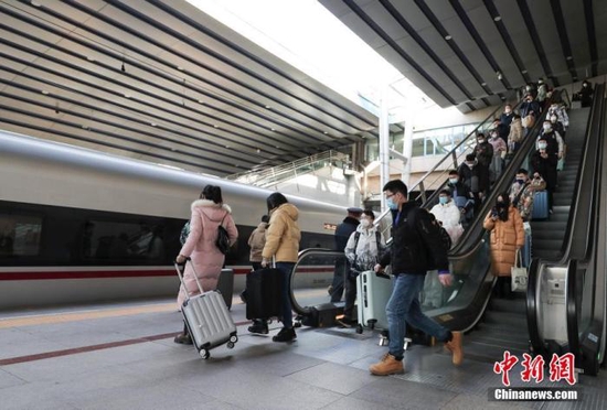 1月28日，旅客在北京西站进站乘车。随着春节临近，铁路部门迎来节前客流高峰。 中新社记者 贾天勇 摄