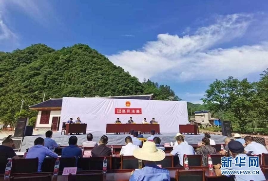 圖為紅烈村公審時的情景。新華網(wǎng)發(fā) 閆京東 攝