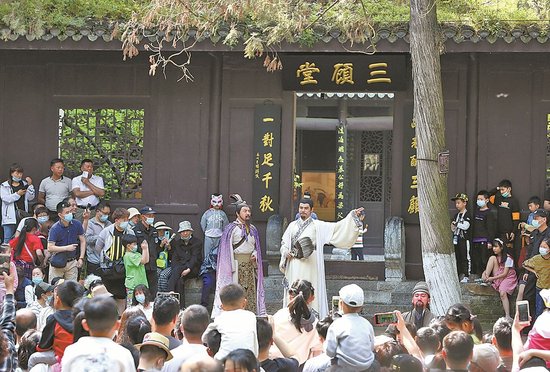 游客在古隆中风景区三顾堂前观看演出。 全媒体首席记者 杨东 摄