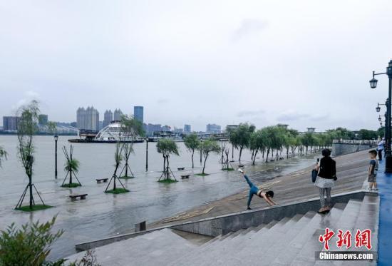图为江水已淹没汉口江滩亲水平台。中新社记者 张畅 摄