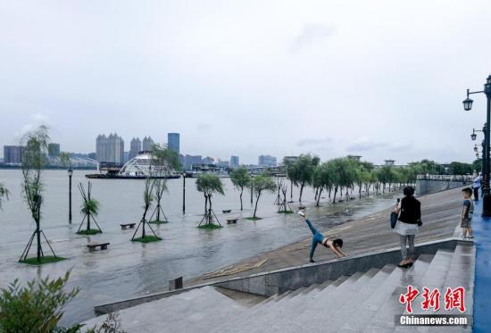 资料图：7月12日，长江武汉关水位突破25米设防水位。武汉市已于当日启动防汛应急四级响应，各项防汛准备工作就绪。中新社记者 张畅 摄