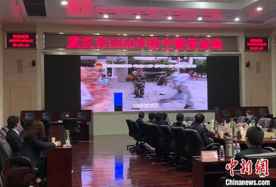 图为武汉市2020年防空警报试鸣指挥中心　武一力　摄