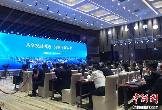 24日上午武汉市第二季度招商引资项目签约大会在武汉会议中心举行 张芹 摄