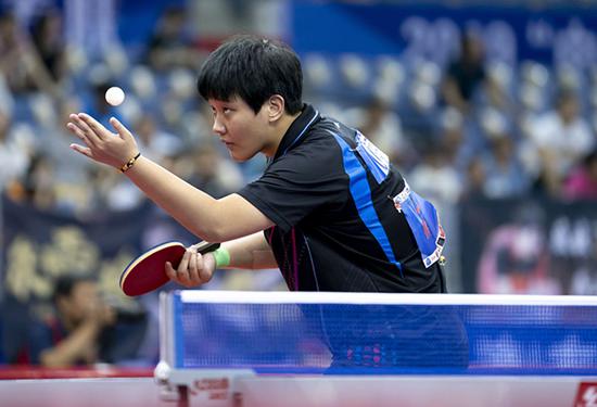  图为八一乒乓球队队员孙铭阳在2019年全国乒乓球锦标赛比赛中发球。（7月28日摄） 新华社记者熊琦摄
