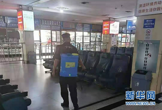 图为湖北省客集团加强客运站消杀工作。