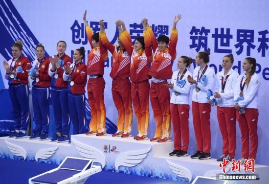 10月19日,第七届世界军人运动会游泳比赛女子4x100米混合泳接力决赛在湖北省武汉市举行,陈洁、于静瑶、张雨霏和杨浚瑄组成的中国队以4分00秒16的成绩夺得冠军。图为中国队登上冠军领奖台。中新社记者 侯宇 摄
