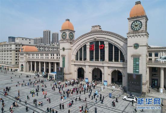 4月8日,乘客在汉口火车站排队进站。 新华社记者 肖艺九 摄