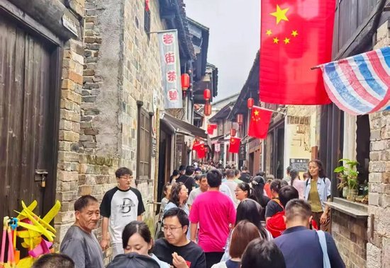 ⊙宜昌清江天龙湾风景区国庆期间夜场持续火爆