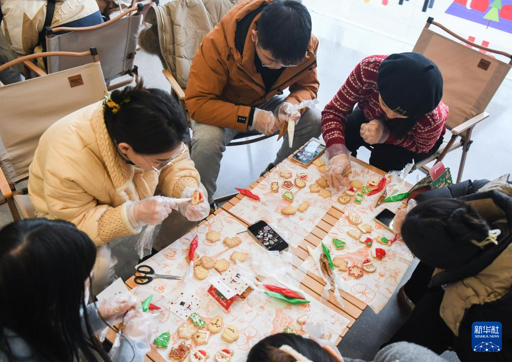 2023年12月24日，在武汉市东湖高新区联投新青年·花山河社区共享客厅，学员在制作饼干。