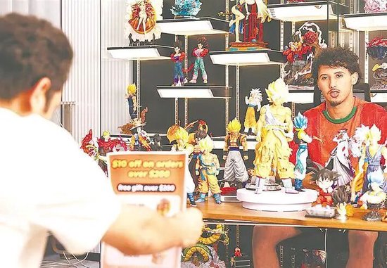 　　鄂州跨境电商产业园，来自巴基斯坦、摩洛哥的主播们在TikTok直播间向美国粉丝推介手办。（湖北日报全媒记者 薛婷 摄）