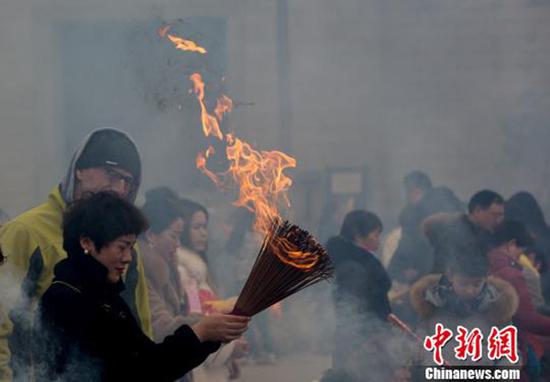 资料图，图为市民在武汉归元禅寺祈福 张畅 摄