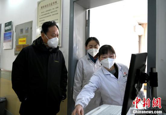 国家中医药管理局医疗救治专家组组长、中国科学院院士仝小林(左)在康复门诊指导工作。