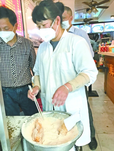 三眼桥一家酥饺店 长江日报记者张维纳 摄