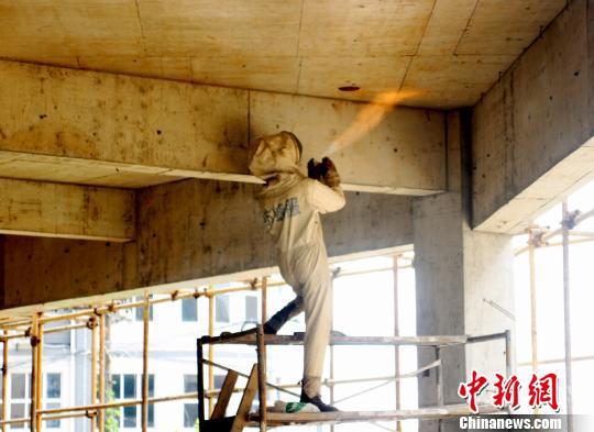 消防员点火喷射处理。孝感消防供图