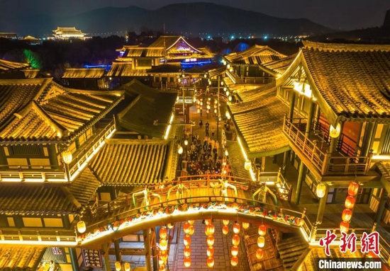 襄阳唐城夜景 杨东 摄