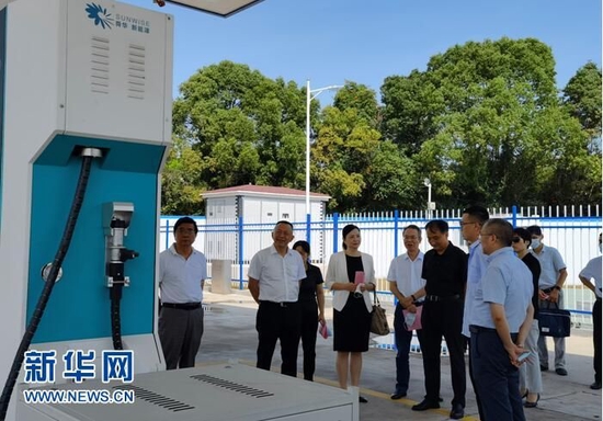 图为武汉市青山区政协主席会议成员视察加氢站