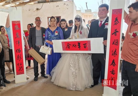 2023年4月8日,玉苏普江在新疆老家举行婚礼,监利市特地派代表送上新婚祝福。(段声华 供图)