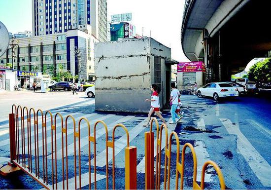 圖為三間扳道房杵在路中間。楚天都市報記者劉中燦攝