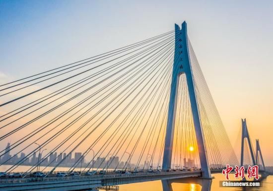 资料图：湖北武汉二七长江大桥在晚霞的映照下壮美如画。中新社发 赵广亮 摄 图片来源：CNSPHOTO