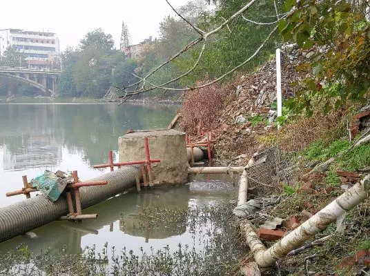 天门河东湖路与文昌路段，污水集水井破损，污水直排天门河