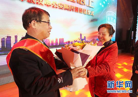 近日，武漢市公安局283名民警光榮退休正式告別警營。圖為退休民警告別警營儀式現(xiàn)場。新華網(wǎng)發(fā) 應(yīng)后威攝
