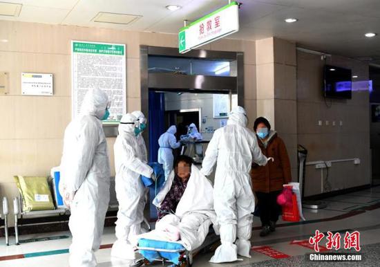 图为武汉大学中南医院急救中心的医务人员正在对患者进行分诊救治。中新社记者 安源 摄