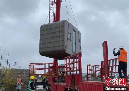 上海市金山区的一家科技企业运用3D打印技术,“打印”出隔离病房,第一时间运往湖北咸宁市中心医院,一解当地的燃眉之急。 申海 摄
