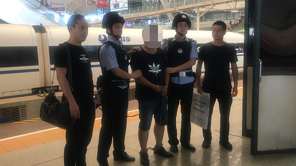 武漢警方將犯罪嫌疑人楊某押送至武漢火車站，移交給四川攀枝花警方。  武漢公安局供圖