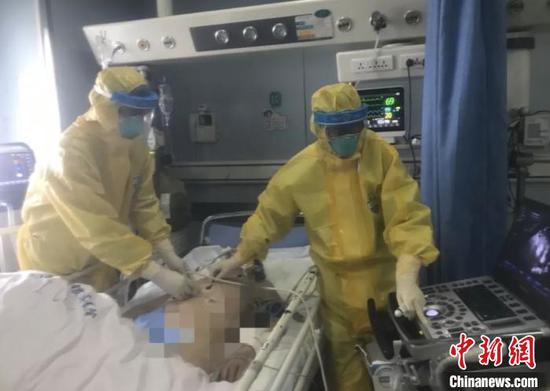 郑霞在隔离病房工作。 浙大一院 供图 摄