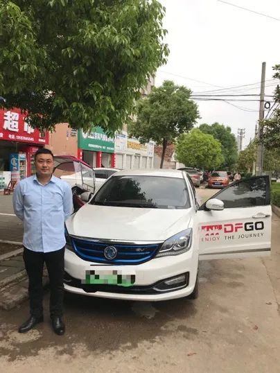 东风出行周师傅与车辆合影