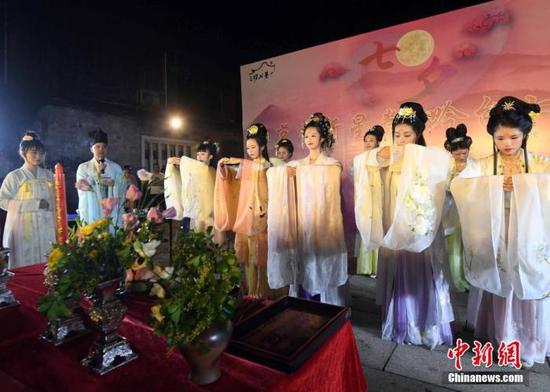 资料图:图为身着汉服的姑娘们展现了属于七夕最传统的节日文化内容——祭星乞巧。中新社记者 刘可耕 摄