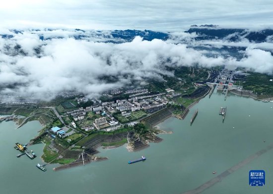 6月18日，船舶行驶在三峡大坝前的湖北省宜昌市夷陵区太平溪镇水域（无人机照片）。新华社发（王辉富摄）